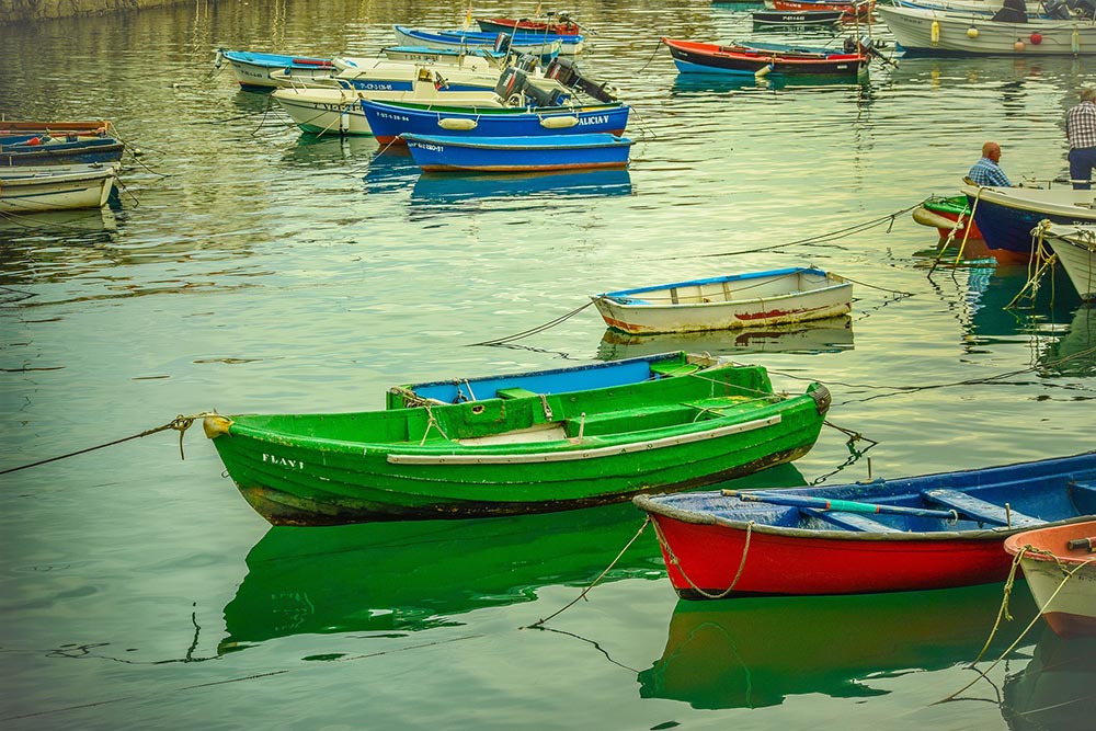 Barche ormeggiate al porto di Castro, tappa delle escursioni in barca a sud di Otranto