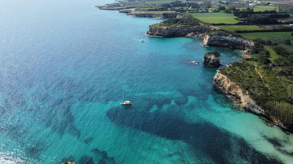 vista diurna dal drone della costa Salentina
