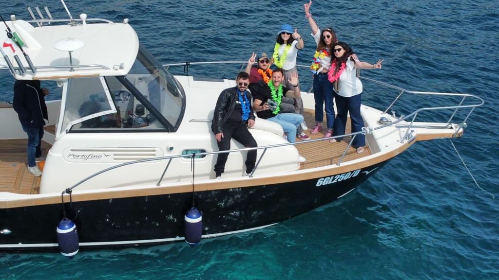 foto di gruppo dal drone di escursionisti in barca felici