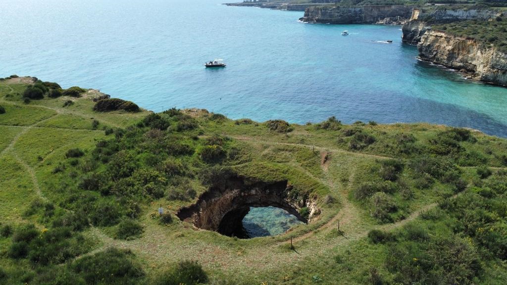 vista diurna dal drone della costa Salentina con una grotta in veduta ravvicinata