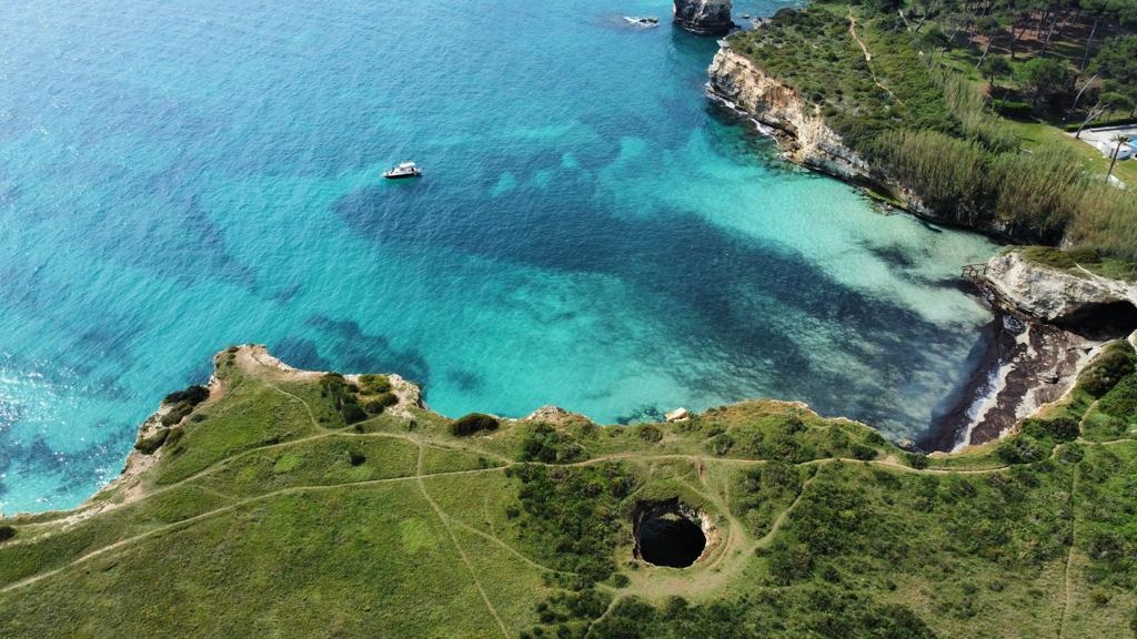 vista diurna dal drone di una grotta della costa Salentina