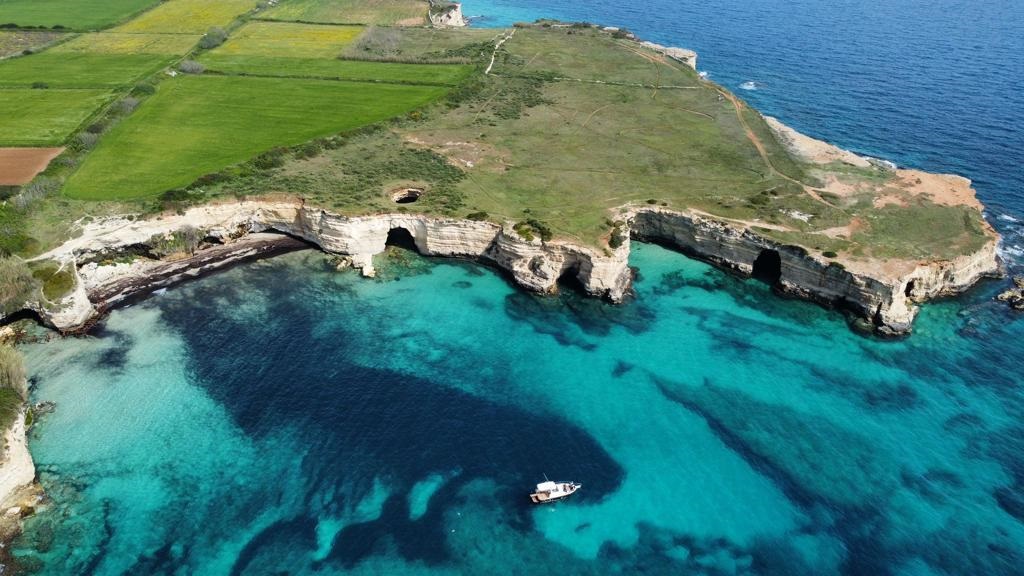 vista diurna dal drone della costa Salentina con inquadratura su alcune grotte