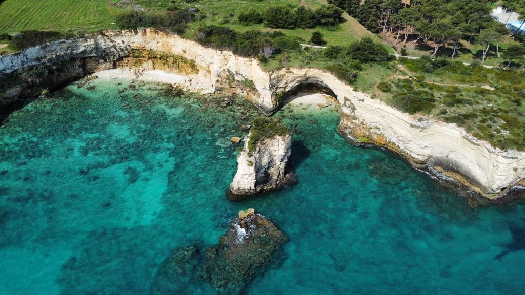 vista diurna dal drone della costa Salentina