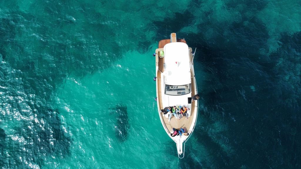 gita in barca diurna vista dal drone