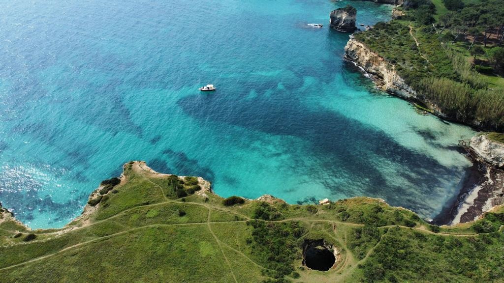 vista diurna dal drone della costa Salentina rocciosa