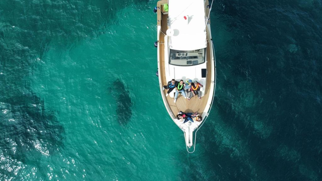 gita in barca diurna vista dal drone